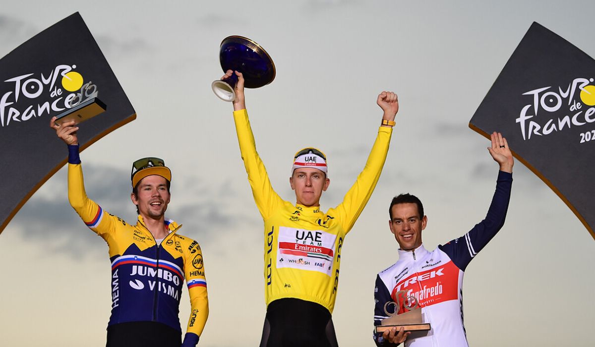 Podio del Tour 2020, con Pogacar (centro), Roglic y Porte. Foto: A.S.O./Pauline Ballet