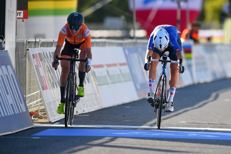Ajustado sprint entre Van Vleuten y Longo Borghini Ajustado sprint entre Van Vleuten y Longo Borghini