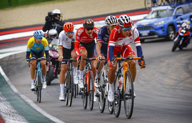 El japonés Arashiro, encabezando la primera fuga del día El japonés Arashiro, encabezando la primera fuga del día