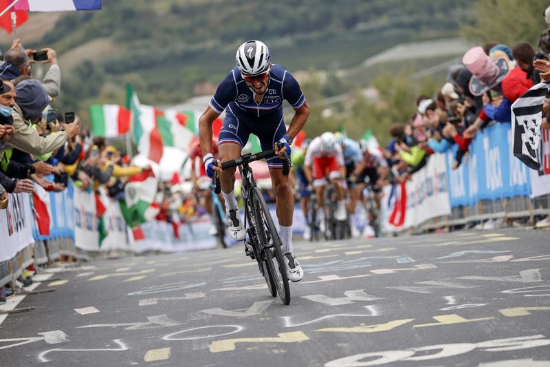 Alaphilippe, en el momento decisivo de su ataque en Gallisterna Alaphilippe, en el momento decisivo de su ataque en Gallisterna