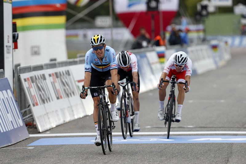 Van Aert, favorito en las apuestas, tuvo que 'conformarse' con la plata Van Aert, favorito en las apuestas, tuvo que 'conformarse' con la plata