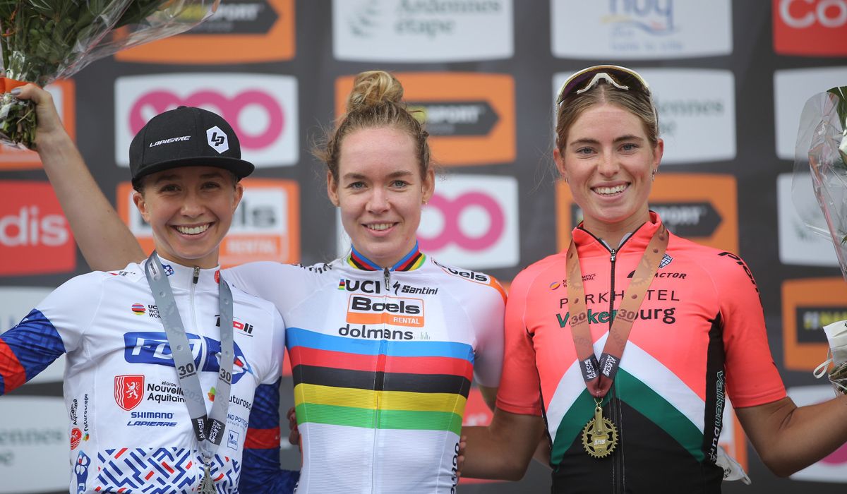 Van der Breggen, Uttrup Ludwig y Vollering, podio de la Flecha Valona 2020. Foto: @flechewallonne