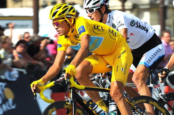 Astana sella el contrato de Contador