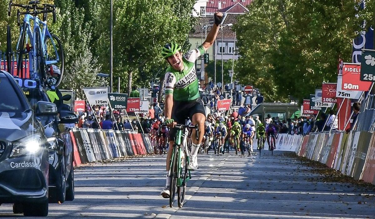Oier Lazkano estrena su palmarés profesional rematando en Viseu una gran cabalgada