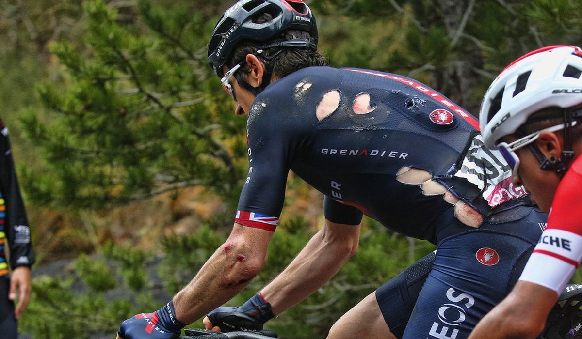 Geraint Thomas, con marcas evidentes en su maillot de la caída sufrida.  Geraint Thomas, con marcas evidentes en su maillot de la caída sufrida.