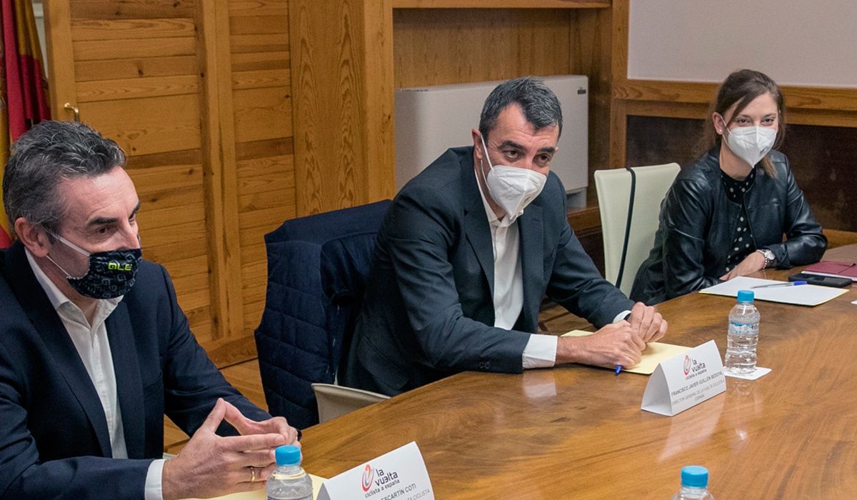 Javier Guillén, junto a Fernando Escartín y representantes del Gobierno de Aragón, durante la reunión de esta mañana