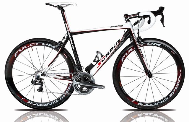 Scapin se enorgullece en presentar su modelo Fazer