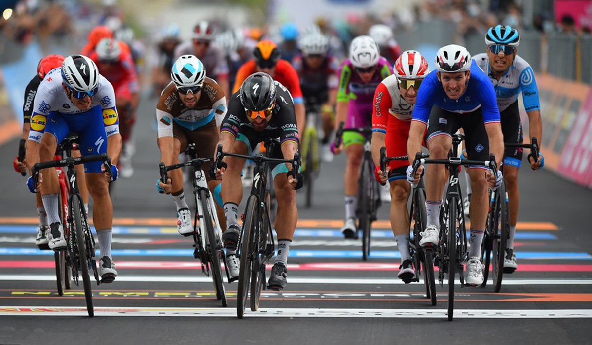 Arnaud Démare se impone en la 4ª etapa, en un cerrado sprint, por delante de Sagan y Ballerini. Foto: Bettini Photo