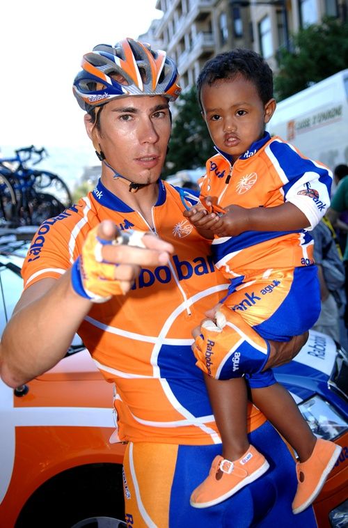 Pedro Horrillo cuelga la bicicleta