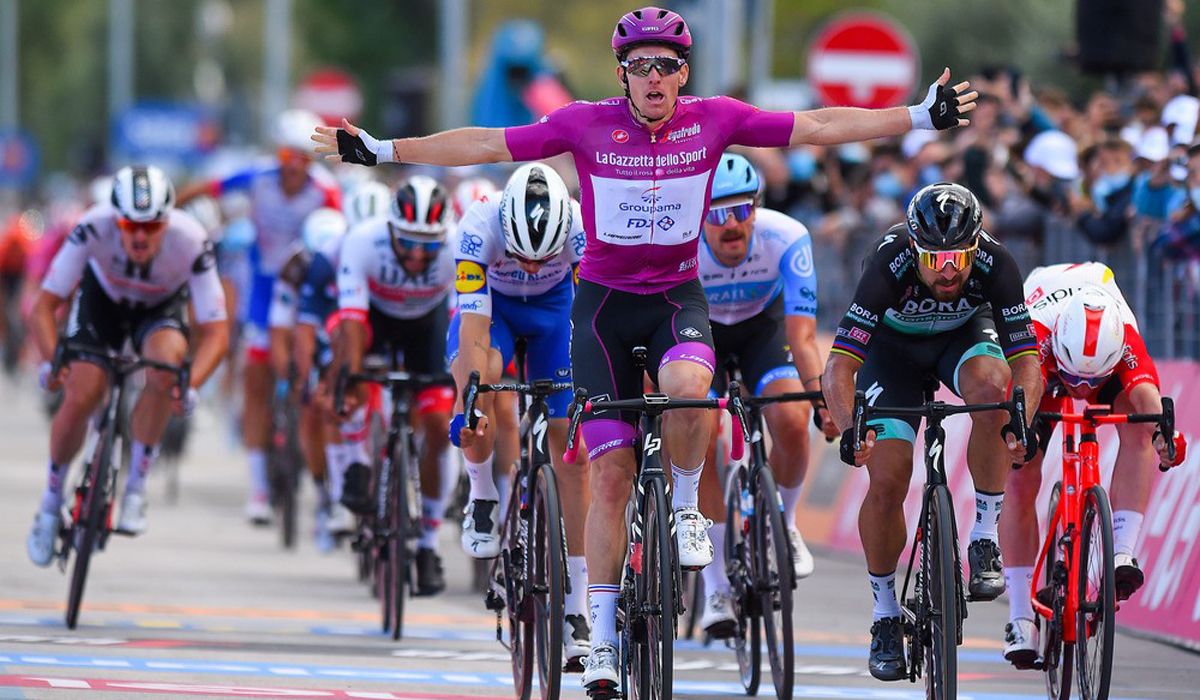 Arnaud Démare, intratable al sprint, firma en Rimini su cuarta victoria en el Giro. Foto: Bettini Photo