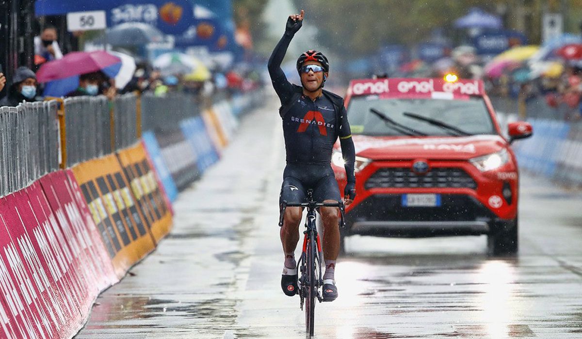 Jhonatan Narváez triunfa en Cesenatico tras una etapa endurecida por el frío y la lluvia. Foto: Bettini Photo
