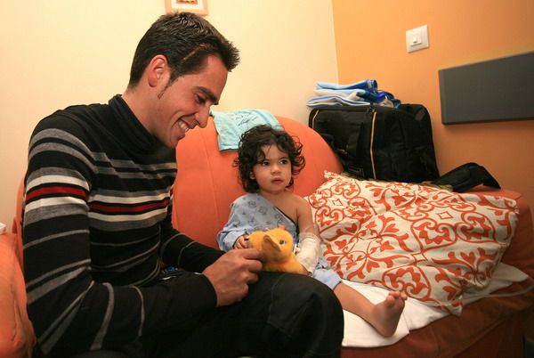 Alberto Contador visita a los niños del Hospital del Sureste Alberto Contador visita a los niños del Hospital del Sureste