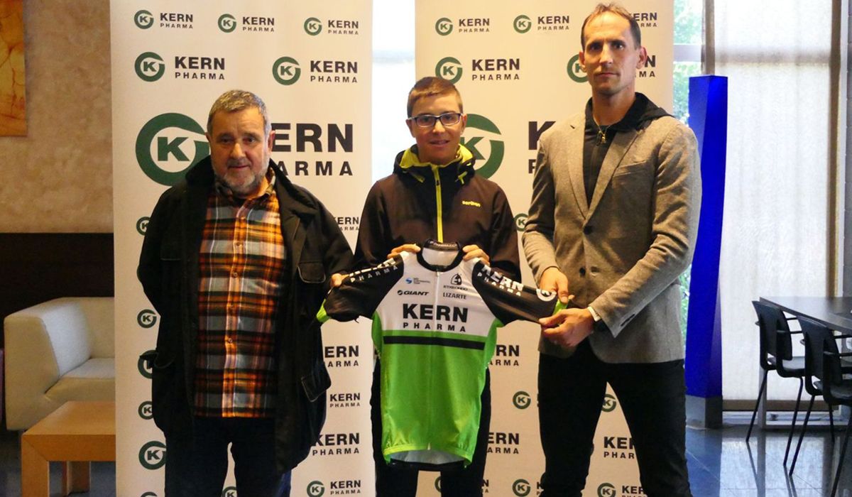 Manuel Azcona, Carlos García Pierna y Juanjo Oroz posan con el maillot del Equipo Kern Pharma