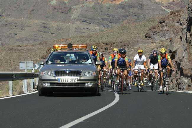 Señalización del coche de acompañamiento de ciclistas