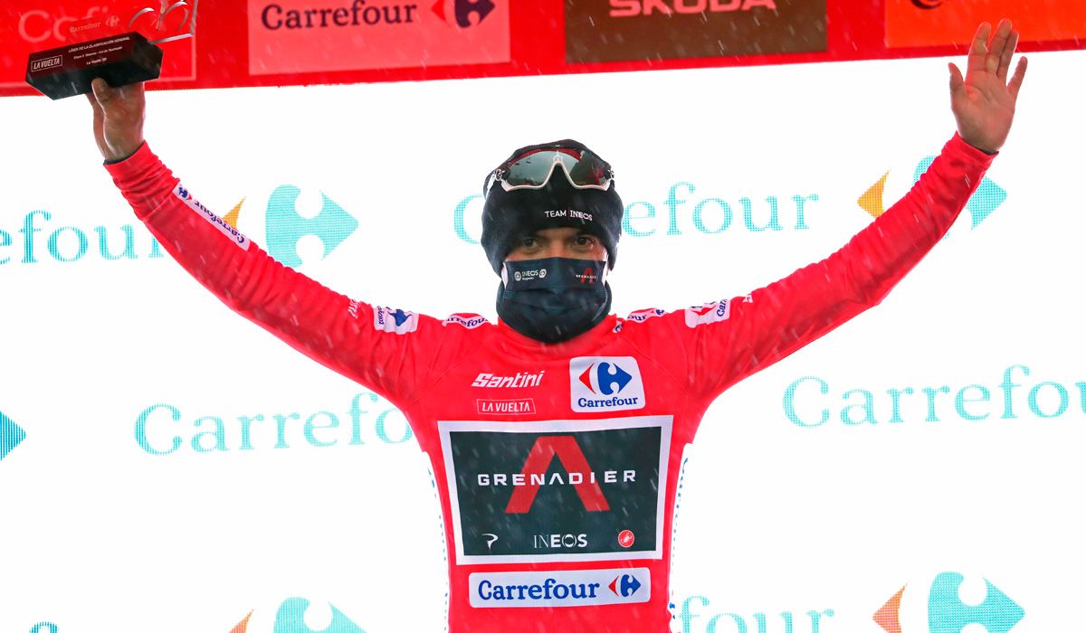 Carapaz, de rojo en el podio de Formigal