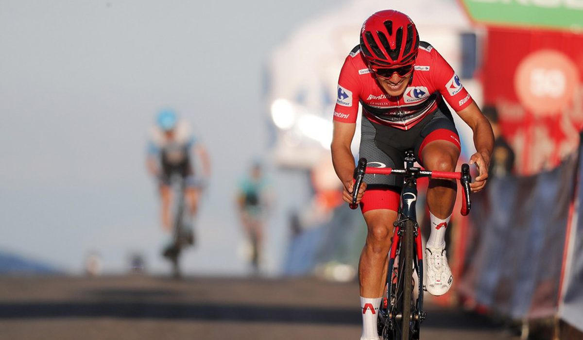 Richard Carapaz sufrió en el Alto de Moncalvillo para mantener su jersey rojo de líder