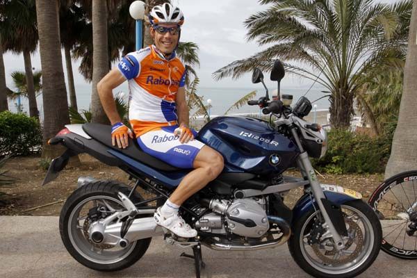 Óscar Freire, como una moto