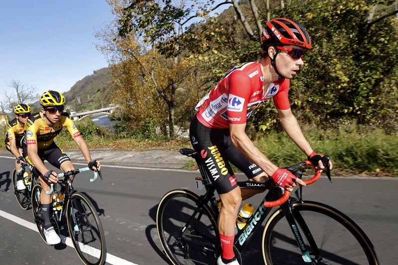 Roglic estuvo bien arropado por su equipo en todo momento