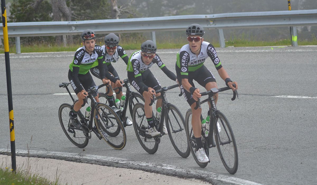 José Félix Parra, Kiko Galván, Jon Agirre y Jaime Castrillo durante un entrenamiento del Equipo Kern Pharma.