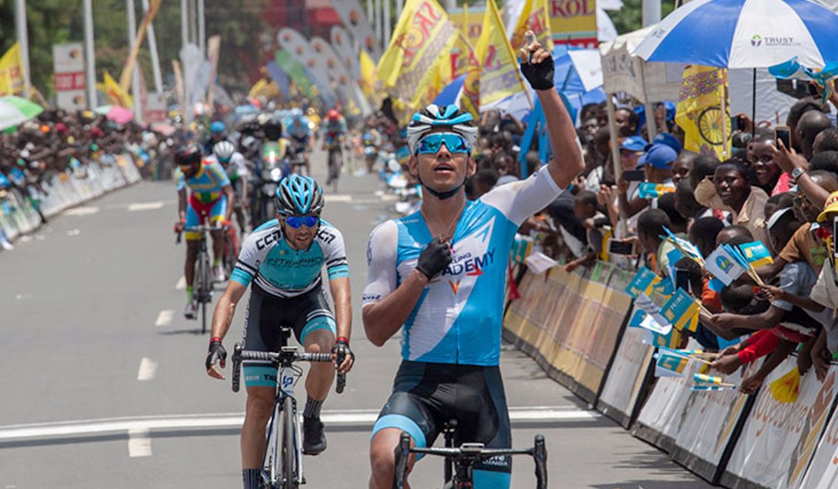 Edwin Ávila, con los colores del Israel Cycling Academy venciendo en una etapa del Tour de Rwanda 2019