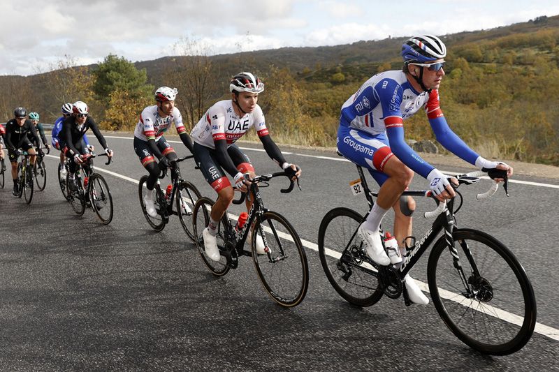 Tan solo Armirail (Groupama FDJ) echó una mano a los UAE en la numerosa fuga