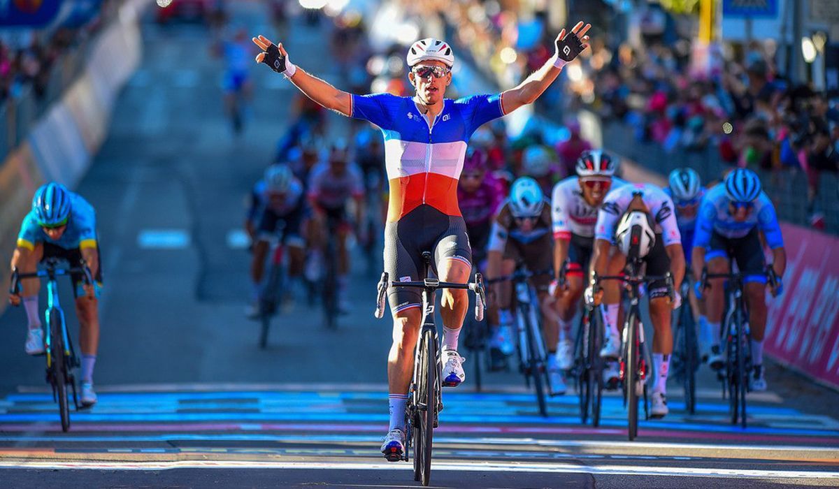 Arnaud Démare celebrando una de sus cuatro victorias en el Giro de Italia. Foto: Bettini Photo