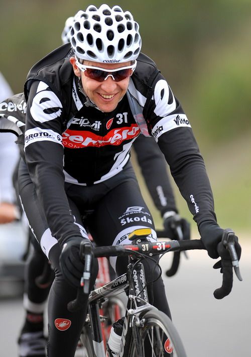Carlos Sastre afectado por la caída 