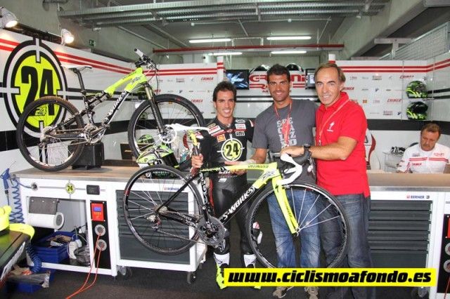 Toni Elías recibe sus nuevas Specialized