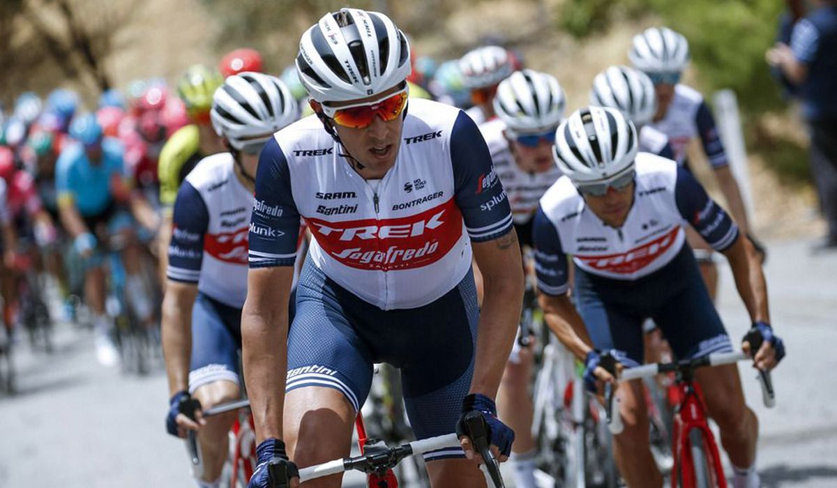 Koen de Kort marcando el ritmo del pelotón en el Tour Down Under 2020, en labores de gregario para Richie Porte. Foto: Bettini Photo