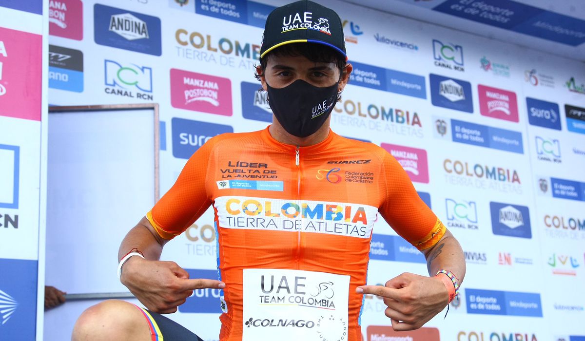 Daniel Arroyave en el podio de la Vuelta a la Juventud 2020. Foto: @UAETeamColombia