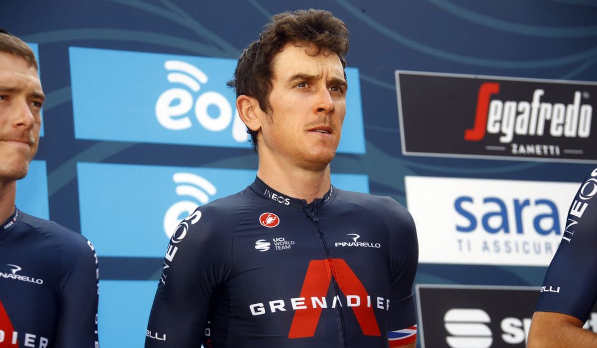 Geraint Thomas se disloca el hombro derecho en una caída