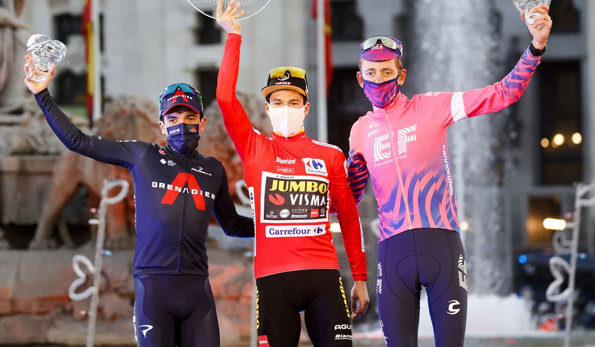 Podio de La Vuelta 2020, con Primoz Roglic escoltado por Richard Carapaz y Hugh Carthy