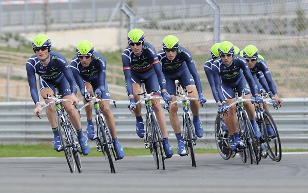 VIDEO. Entrenamiento del Movistar en el Circuito de Navarra VIDEO. Entrenamiento del Movistar en el Circuito de Navarra