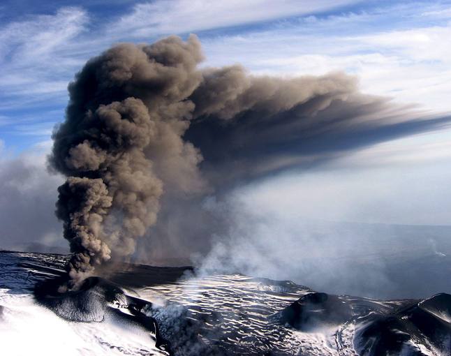 Giro de Italia 2011: La etapa del Etna, en riesgo por la erupción del volcán Giro de Italia 2011: La etapa del Etna, en riesgo por la erupción del volcán
