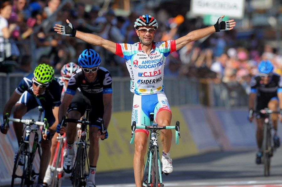FOTOS. Giro de Italia 2011. 3ª etapa: El Giro se viste de negro