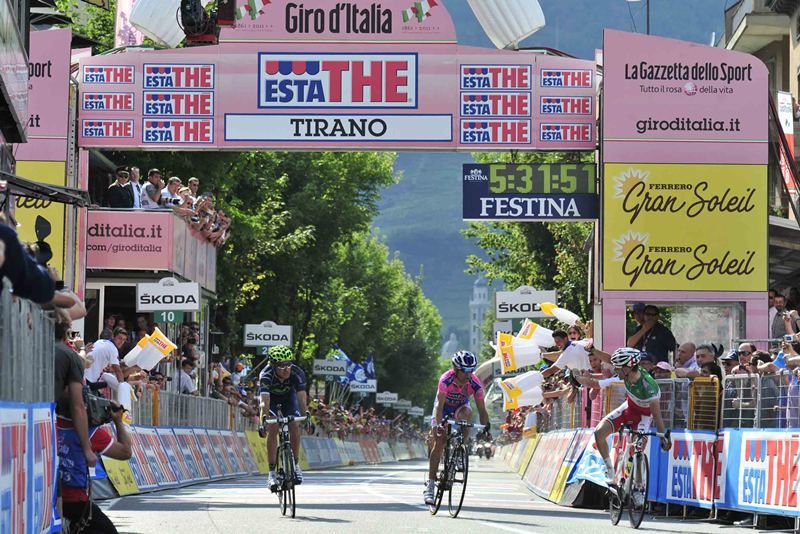 FOTOS. Giro de Italia 2011. 17ª etapa: El olfato de Pablo en un manotazo