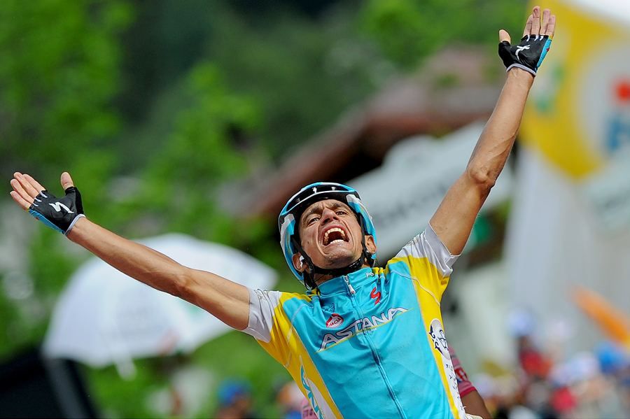 FOTOS. Giro de Italia 2011. 19ª etapa: Tiralongo con el permiso de Contador