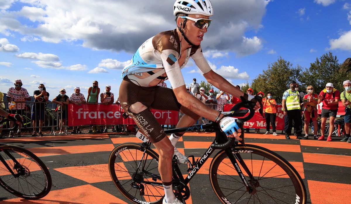 Romain Bardet llegando a meta en la 13ª etapa del Tour, que acabó con una conmoción cerebral tras sufrir una caída.  Romain Bardet llegando a meta en la 13ª etapa del Tour, que acabó con una conmoción cerebral tras sufrir una caída.