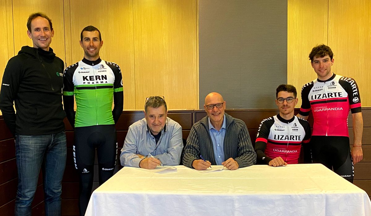 De izq a der: Juanjo Oroz, director deportivo del Equipo Lizarte; Martí Márquez, corredor del Equipo Kern Pharma formado en el Equipo Lizarte; Manolo Azcona, presidente de la Asociación Deportiva Galibier; Óscar Huarte, director general de Lizarte; Álex J