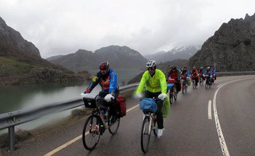 Ayudando a los necesitados desde una Specialized Ayudando a los necesitados desde una Specialized