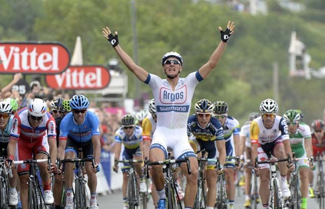 Tour 2013. Etapa 1 - Kittel aprovecha el caos y se lleva la victoria y el amarillo