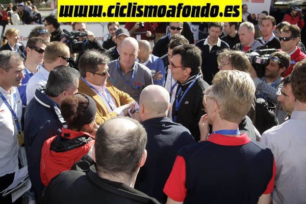 Con pinganillos, por el momento
