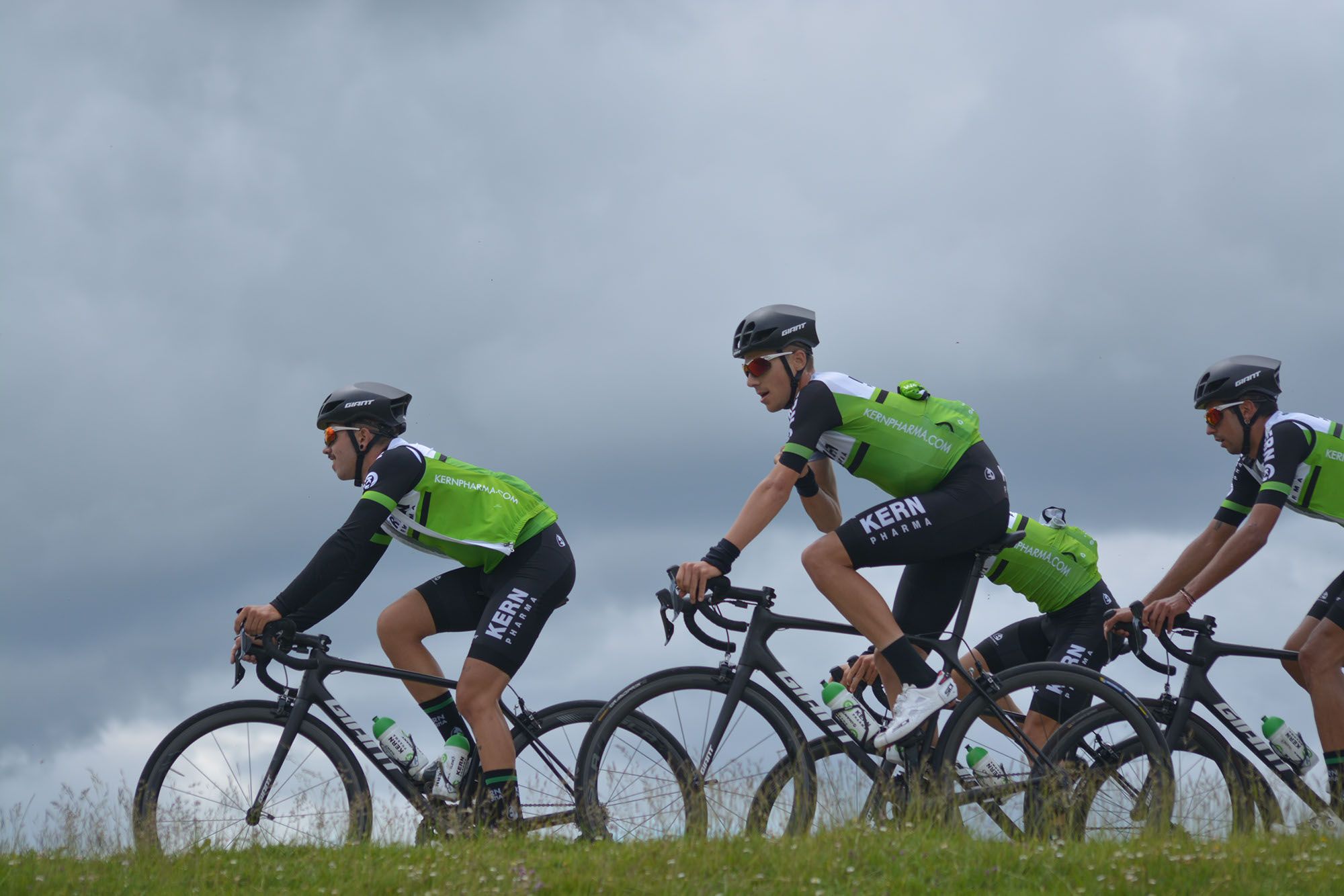 Giant y Cadex apuestan por el Equipo Kern Pharma.