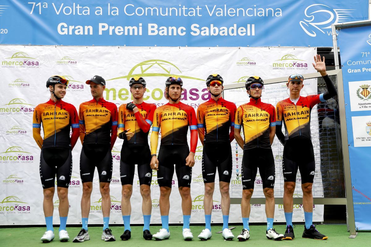 El equipo Bahrain McLaren, momentos antes al inicio de la Volta a la Comunitat Valenciana 2020, en Castellón.