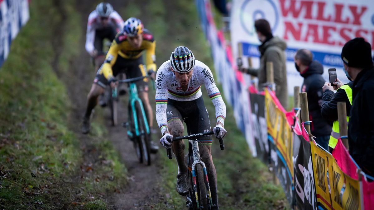 Van der Poel vuelve a ganar la partida a Van Aert.