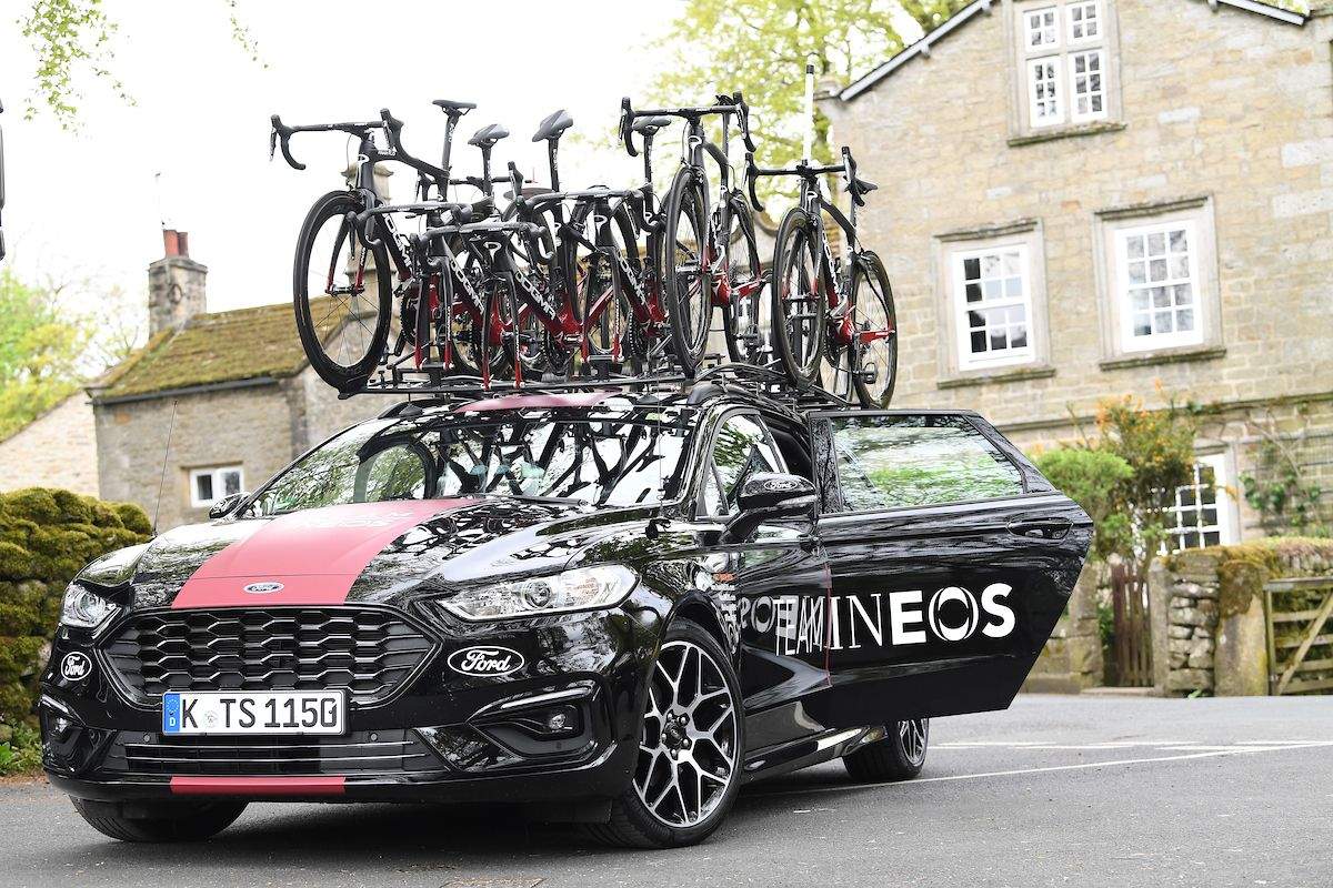 Los ecologistas atacan varios vehículos del Ineos: "Ineos caerá".