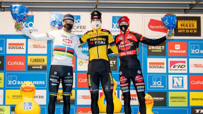 Wout Van Aert logra la primera victoria de la temporada ante Van der Poel.