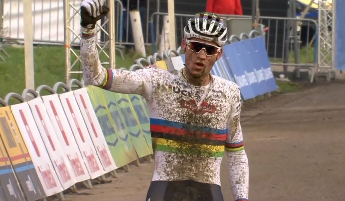 Van der Poel supera a Van Aert y Pidcock en el GP Sven Nys