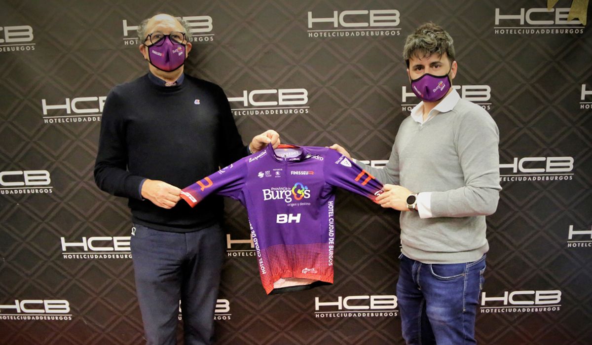 Julio Andrés Izquierdo y Álex Reina (dcha), con el nuevo maillot Finisseur del Burgos-BH, en el Hotel Ciudad de Burgos. Foto: Álvaro García.
