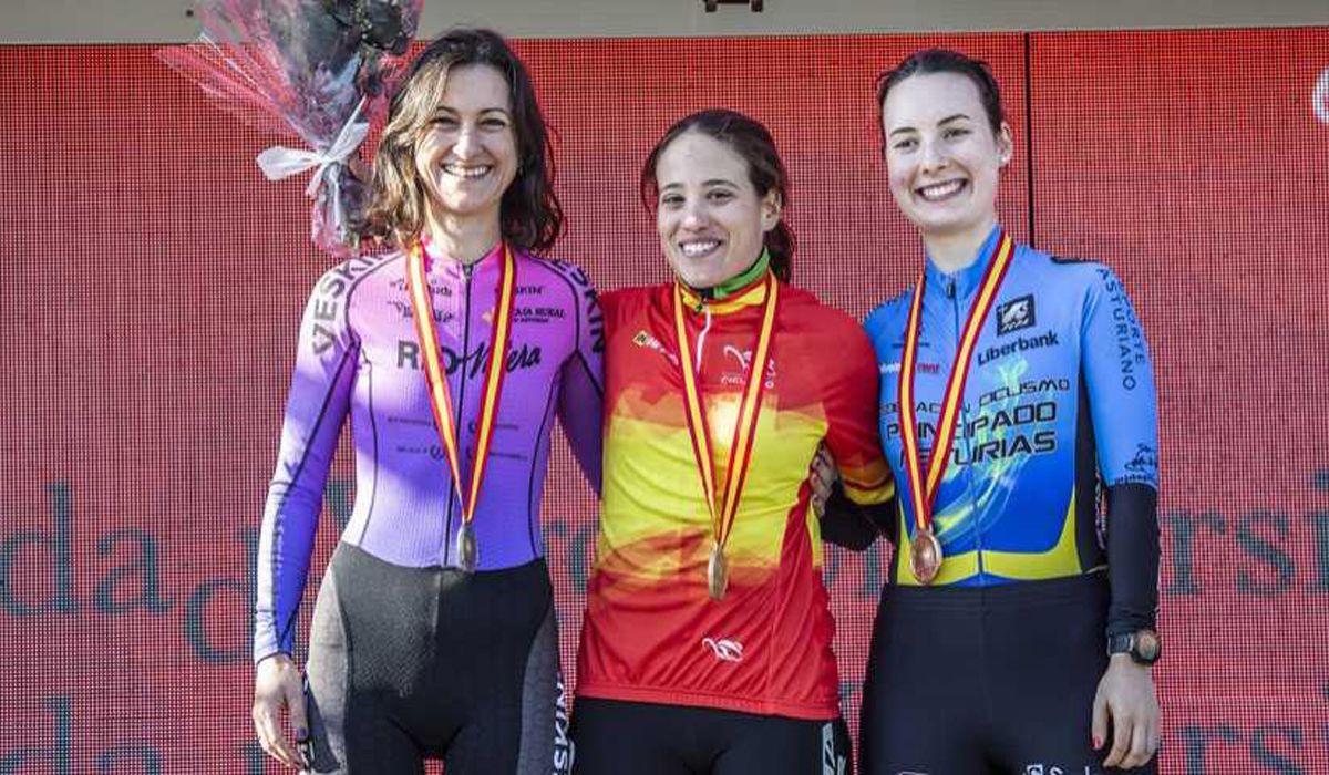 Podio del Campeonato de España 2020, con Lucía Gonzalez (ganadora) escoltada por Aida Nuño y Paula Díaz.